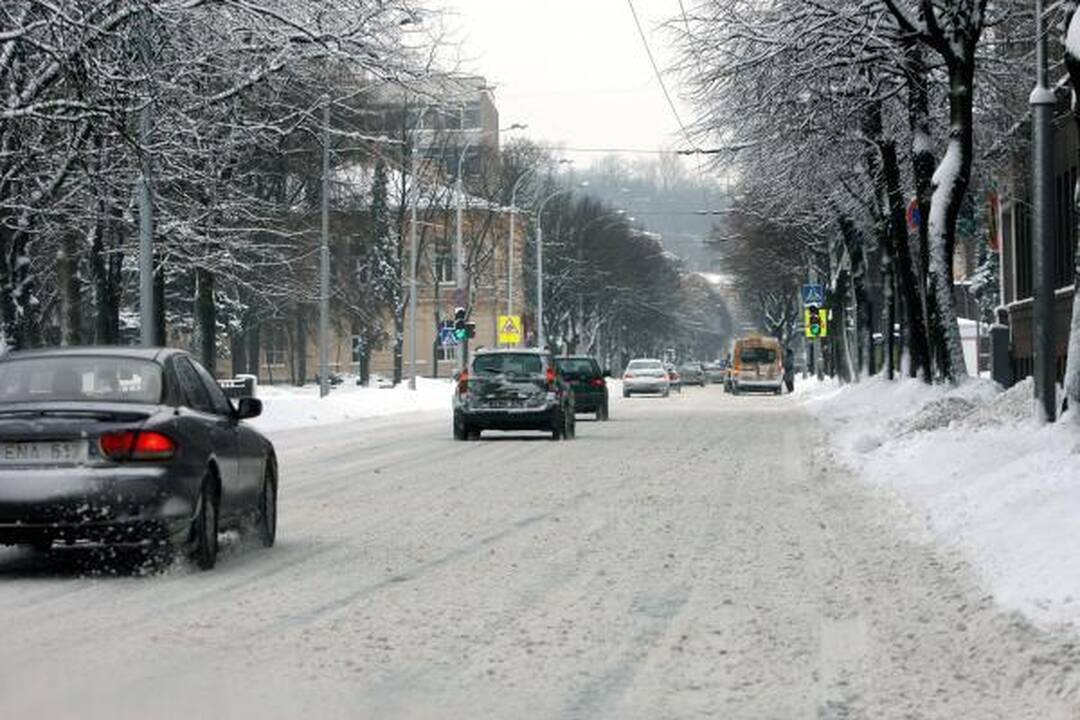 Po pūgos eismo sąlygos sudėtingos, įkalnėse stringa vilkikai (papildyta)