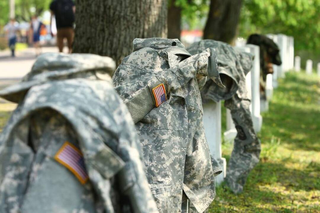 Amerikiečių kariai Kaune pasiraitoję rankoves rinko šiukšles