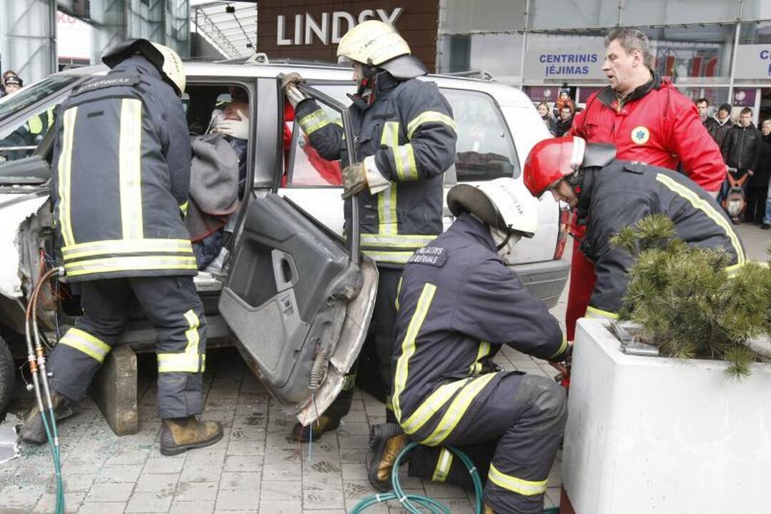 Klaipėdos merą vadavo iš sumaitotos mašinos