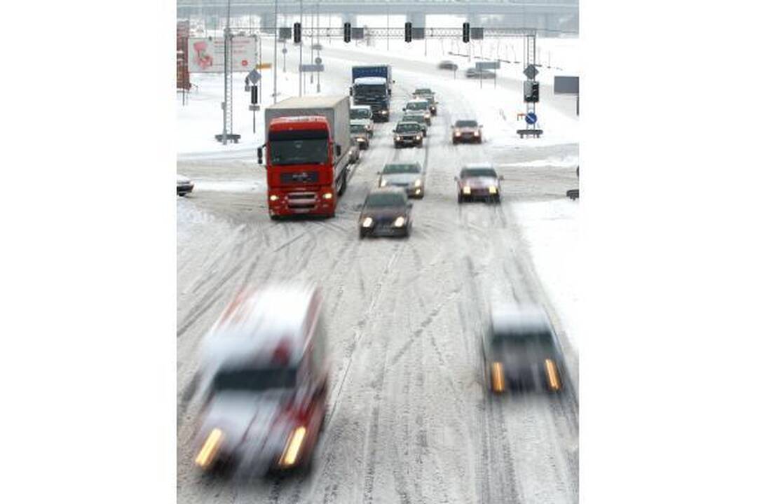 Po pūgos eismo sąlygos sudėtingos, įkalnėse stringa vilkikai (papildyta)