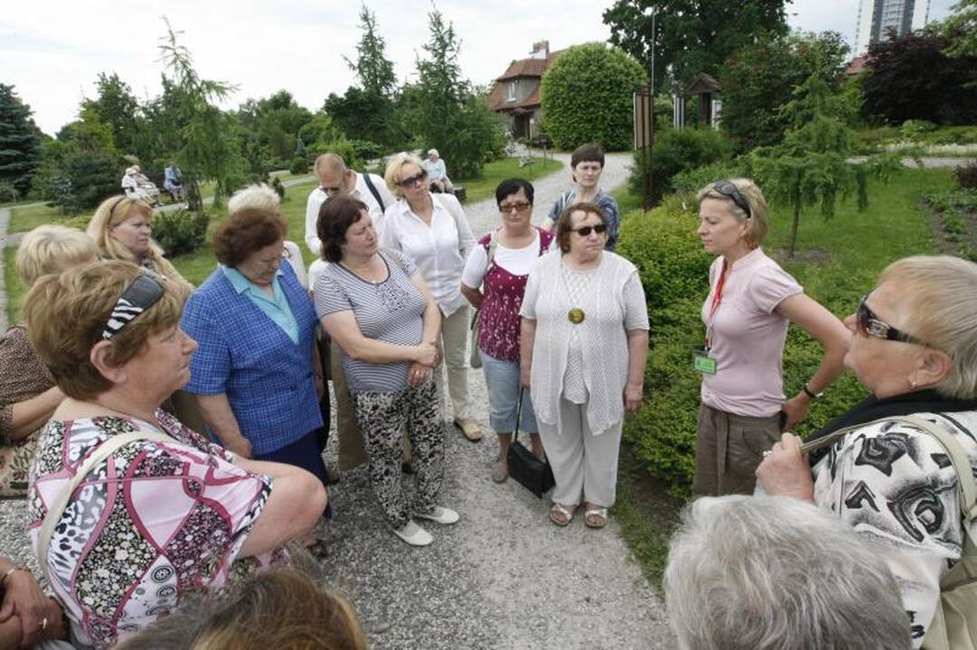 Senjorai padovanojo Klaipėdos botanikos sodui du suolus