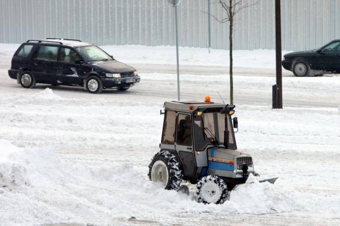 Po pūgos eismo sąlygos sudėtingos, įkalnėse stringa vilkikai (papildyta)