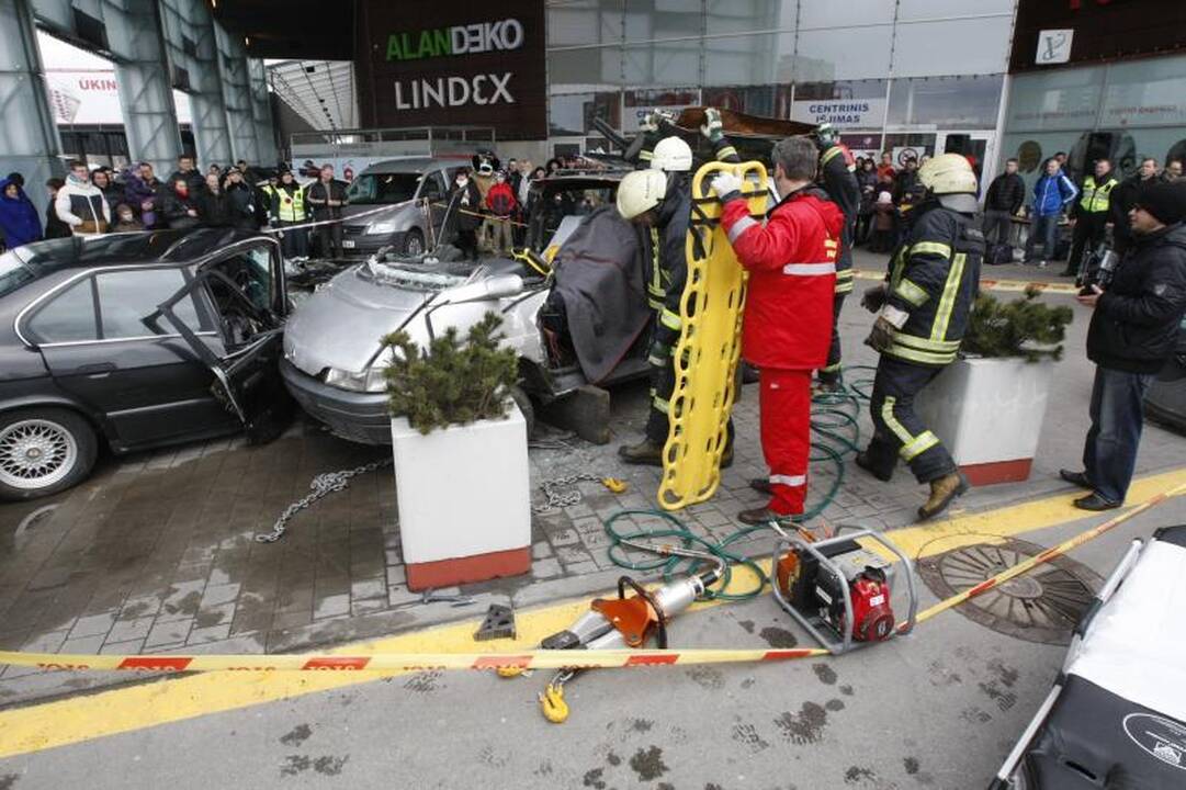 Klaipėdos merą vadavo iš sumaitotos mašinos