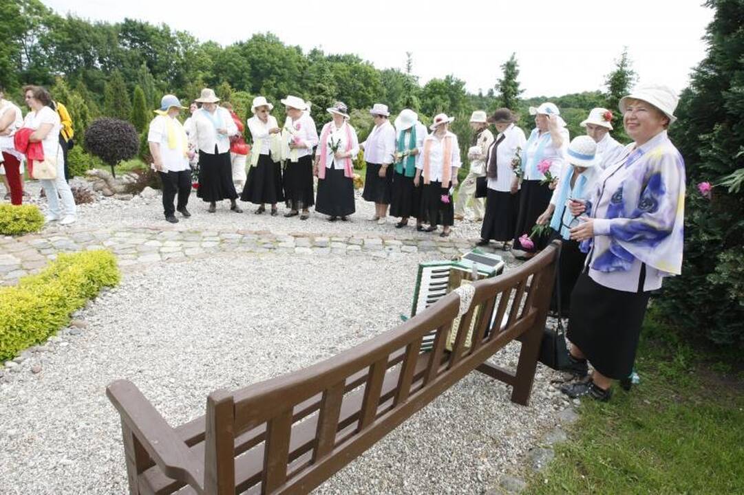 Senjorai padovanojo Klaipėdos botanikos sodui du suolus