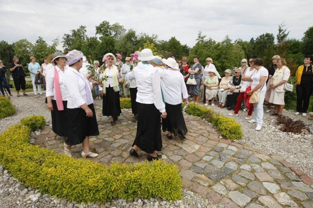 Senjorai padovanojo Klaipėdos botanikos sodui du suolus