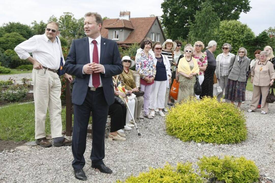 Senjorai padovanojo Klaipėdos botanikos sodui du suolus