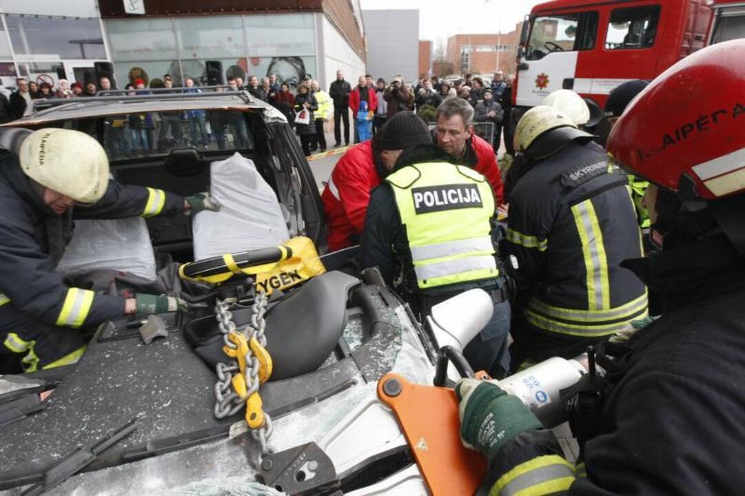 Klaipėdos merą vadavo iš sumaitotos mašinos