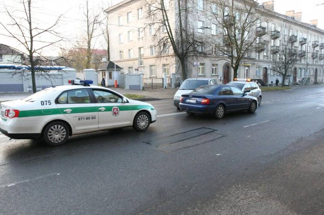 Neatidaus vairuotojo klaida: sudaužyti trys automobiliai