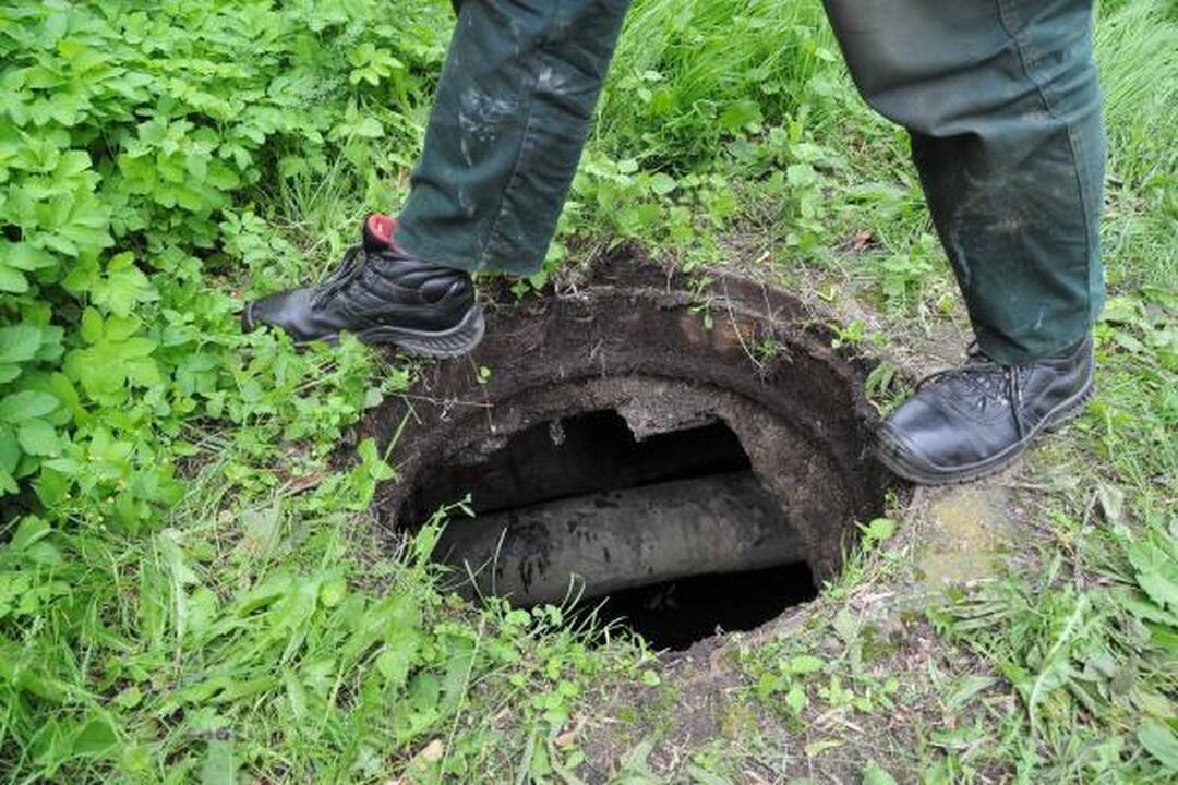 Vagys Klaipėdoje toliau šluoja šulinių dangčius