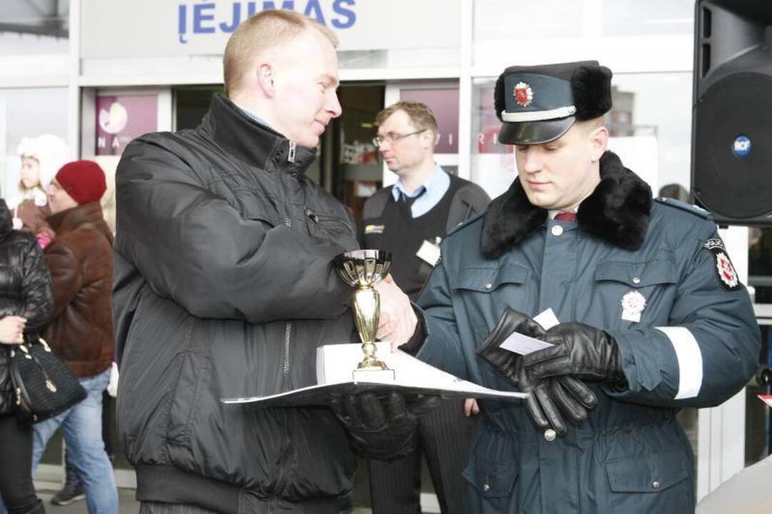 Klaipėdos merą vadavo iš sumaitotos mašinos