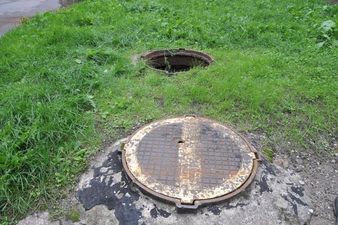 Vagys Klaipėdoje toliau šluoja šulinių dangčius