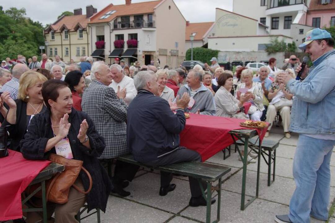 Klaipėdiečiai apipylė M. Mathieu gėlėmis