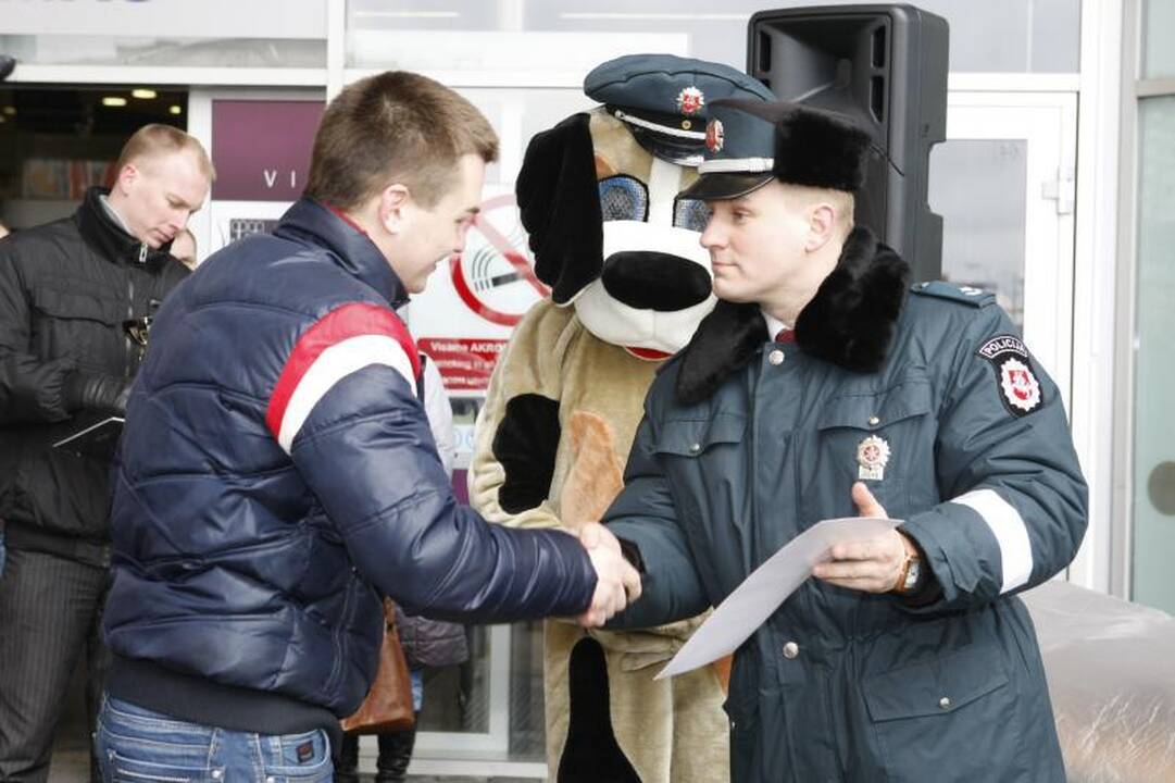 Klaipėdos merą vadavo iš sumaitotos mašinos