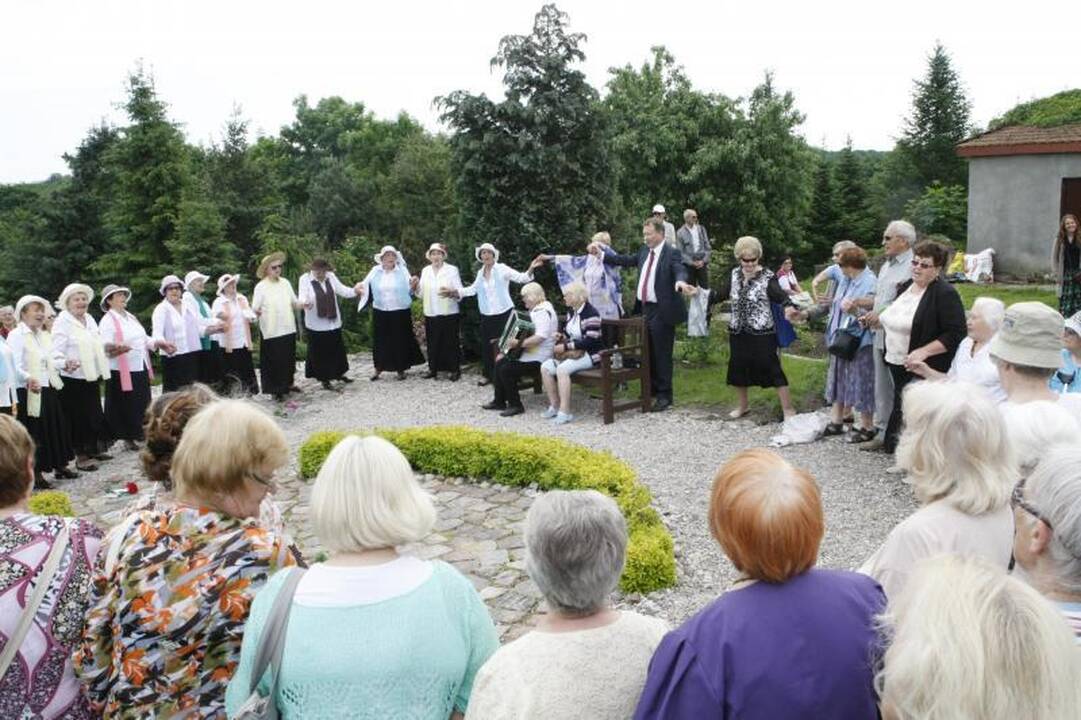 Senjorai padovanojo Klaipėdos botanikos sodui du suolus