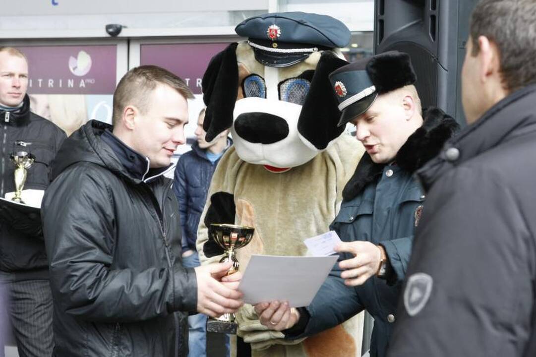 Klaipėdos merą vadavo iš sumaitotos mašinos