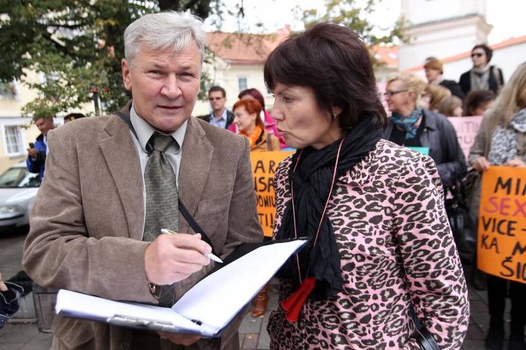 Sostinėje mitinguotojai pliekė švietimo ministrą