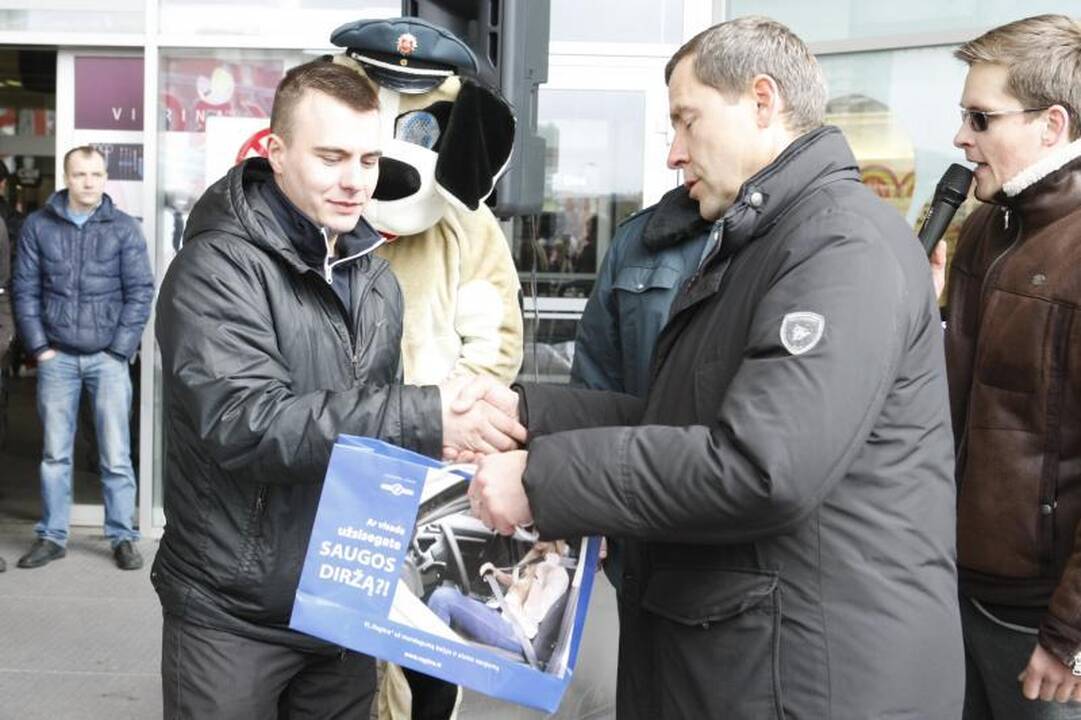 Klaipėdos merą vadavo iš sumaitotos mašinos