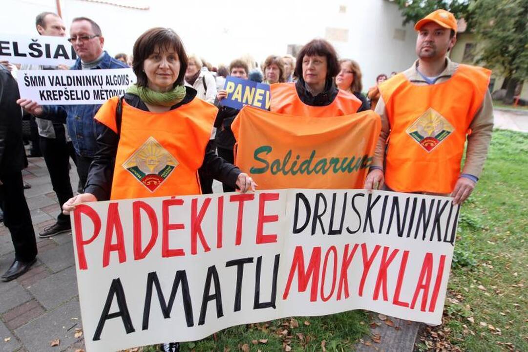Sostinėje mitinguotojai pliekė švietimo ministrą