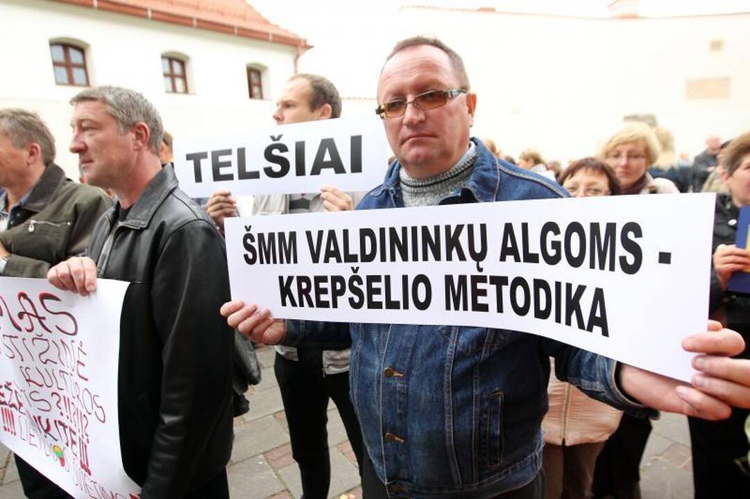 Sostinėje mitinguotojai pliekė švietimo ministrą