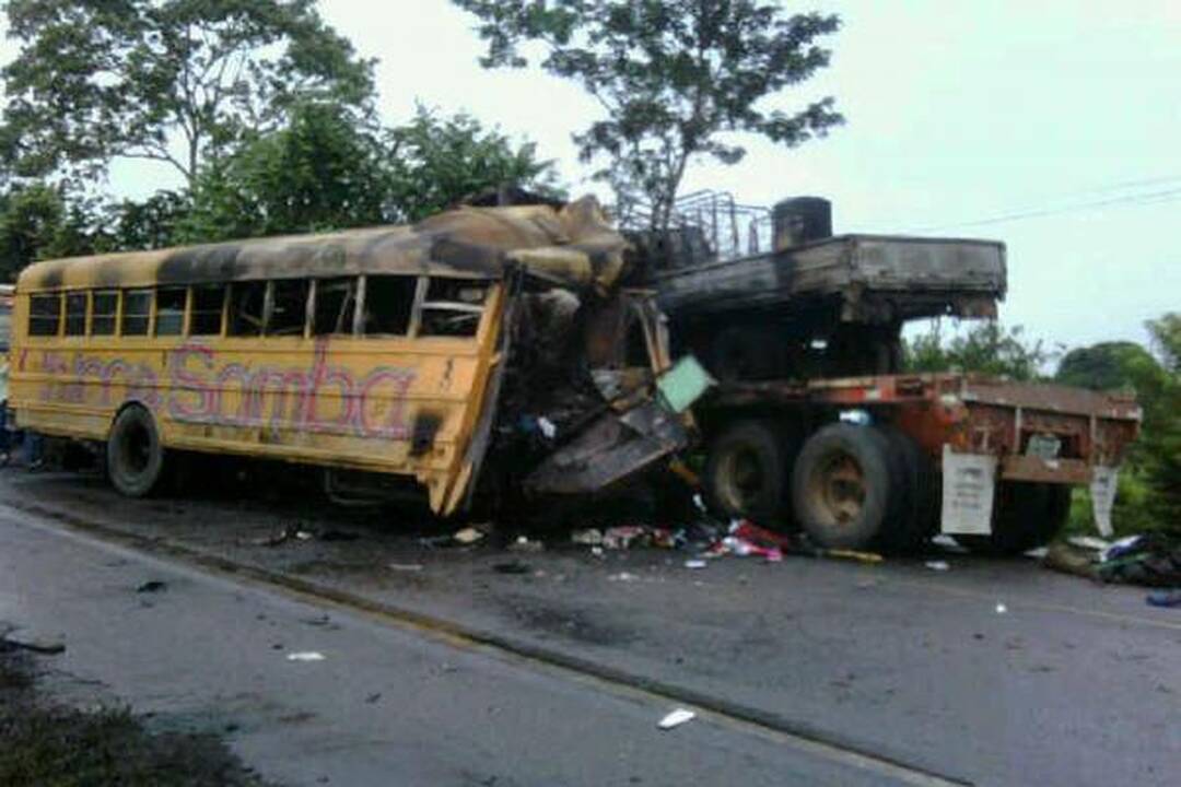Hondūre grupės "Chicas Sambas" autobusas pateko į avariją, žuvo 11 žmonių