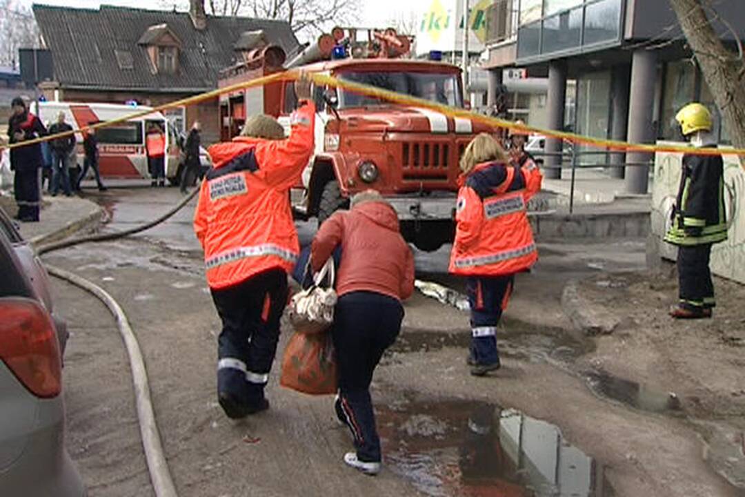 Gaisras Žvėryne įsiplieskė nuo palikto įkroviklio