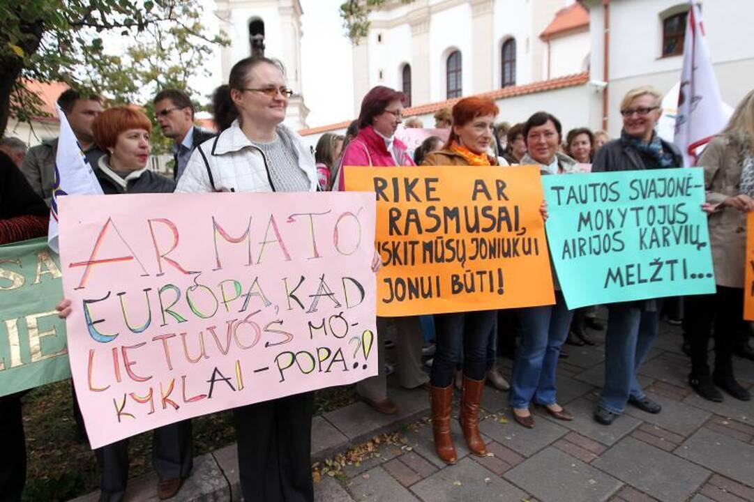 Sostinėje mitinguotojai pliekė švietimo ministrą