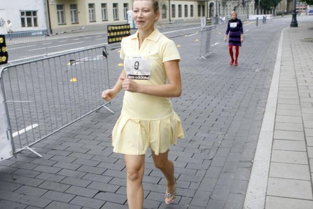 Bėgime su aukštakulniais nugalėjo vaikinas