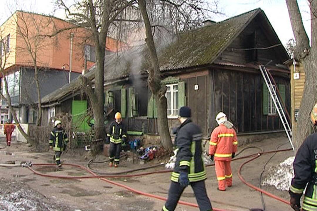 Gaisras Žvėryne įsiplieskė nuo palikto įkroviklio