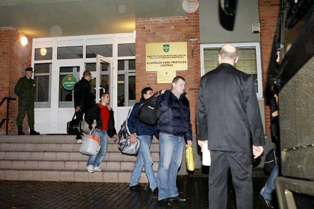 Klaipėda išlydėjo būsimuosius profesionalius karius