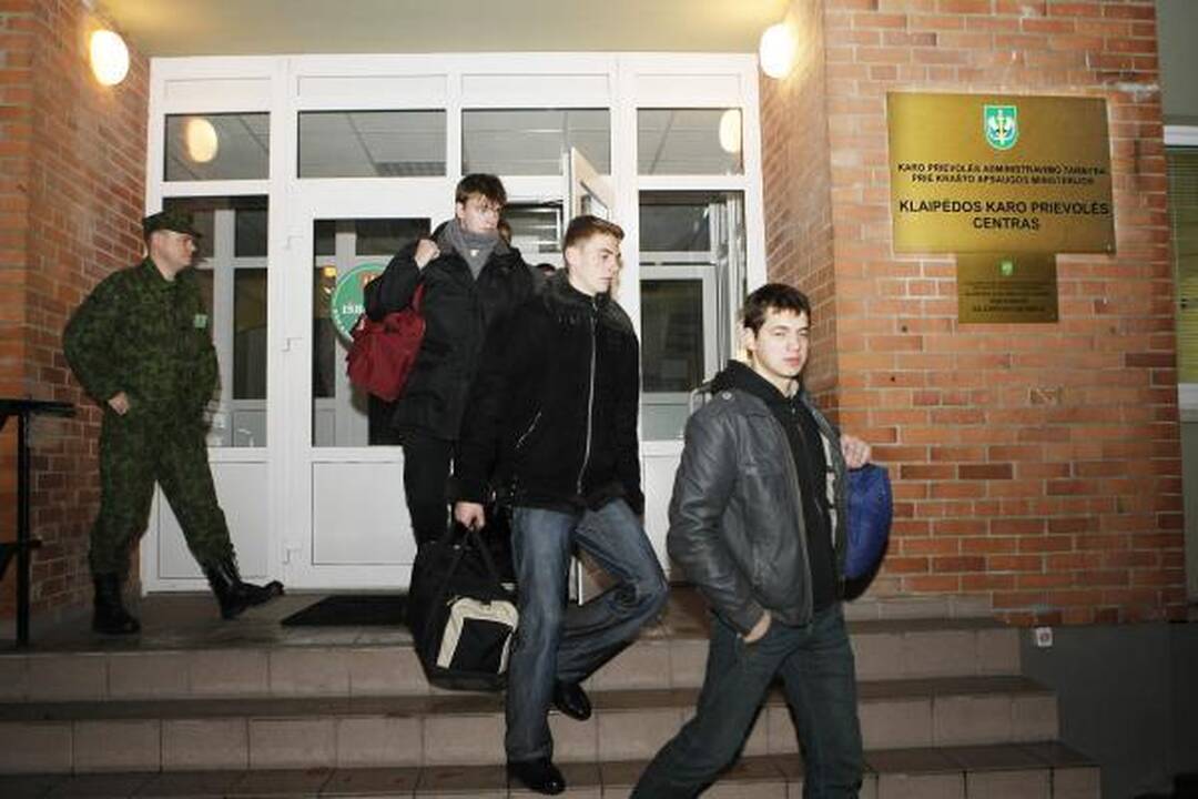 Klaipėda išlydėjo būsimuosius profesionalius karius