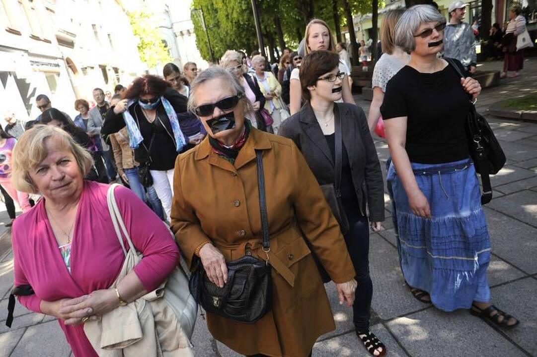 Protestu reikalauta D.Kedžio dukrą atiduoti į neutralią aplinką