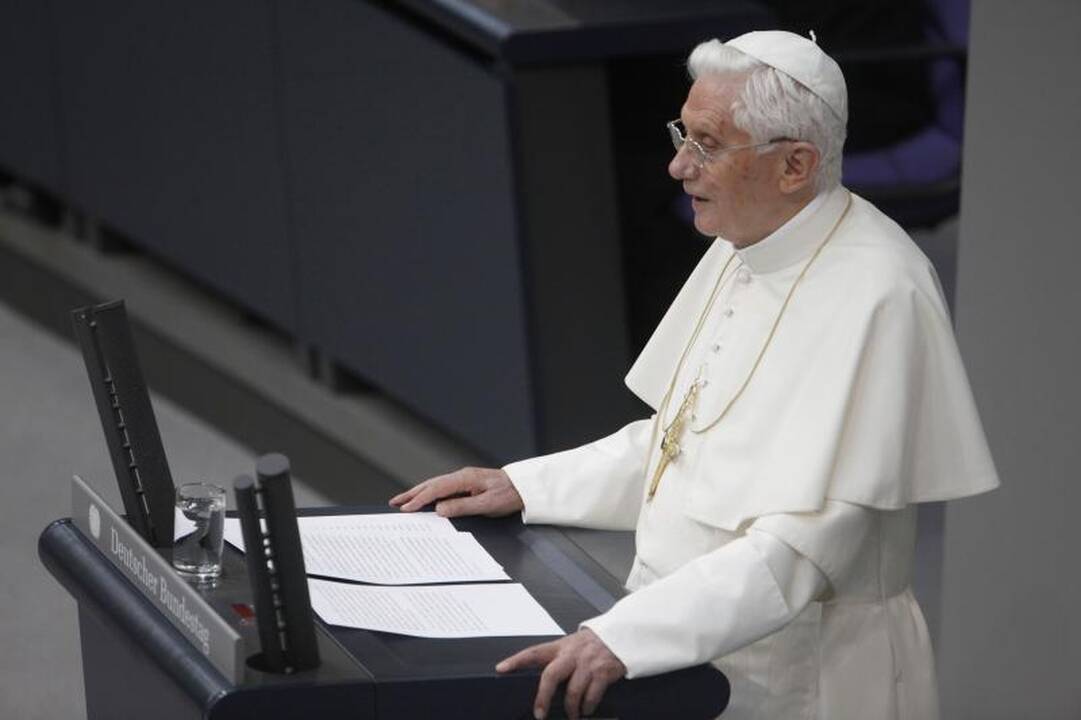 Benediktas XVI: negalima besąlygiškai paklusti rinkos taisyklėms 