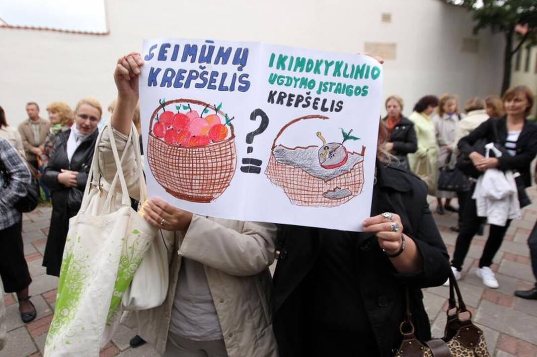 Sostinėje mitinguotojai pliekė švietimo ministrą