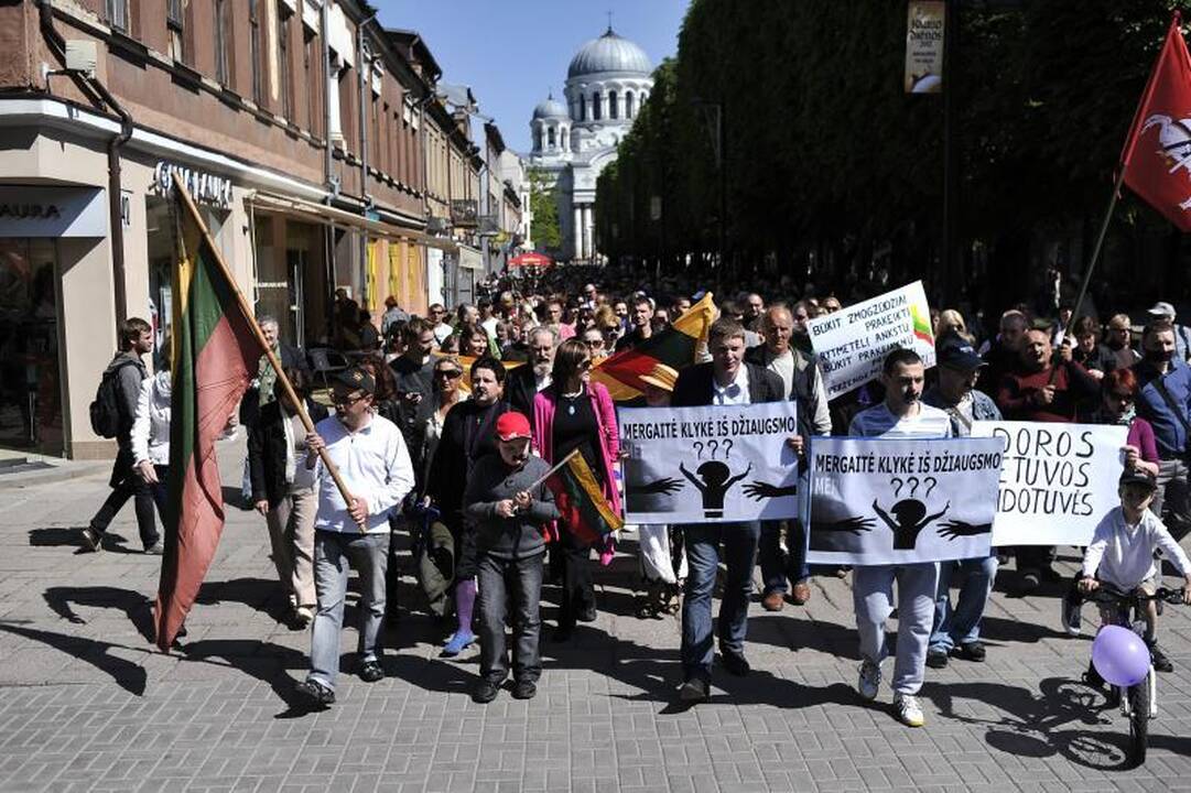 Protestu reikalauta D.Kedžio dukrą atiduoti į neutralią aplinką