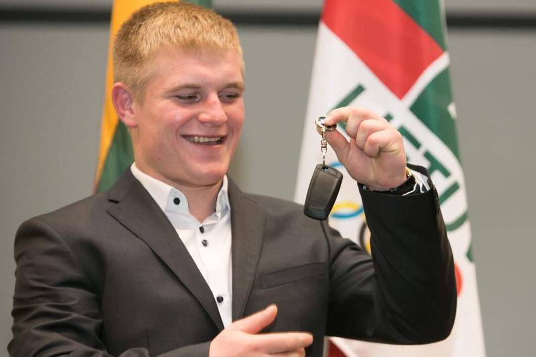 Olimpiečiams įteikti prabangių BMW automobilių rakteliai