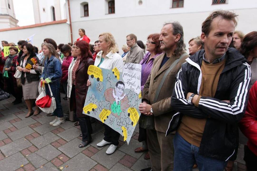 Sostinėje mitinguotojai pliekė švietimo ministrą