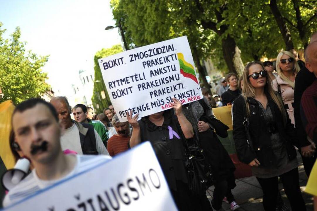 Protestu reikalauta D.Kedžio dukrą atiduoti į neutralią aplinką