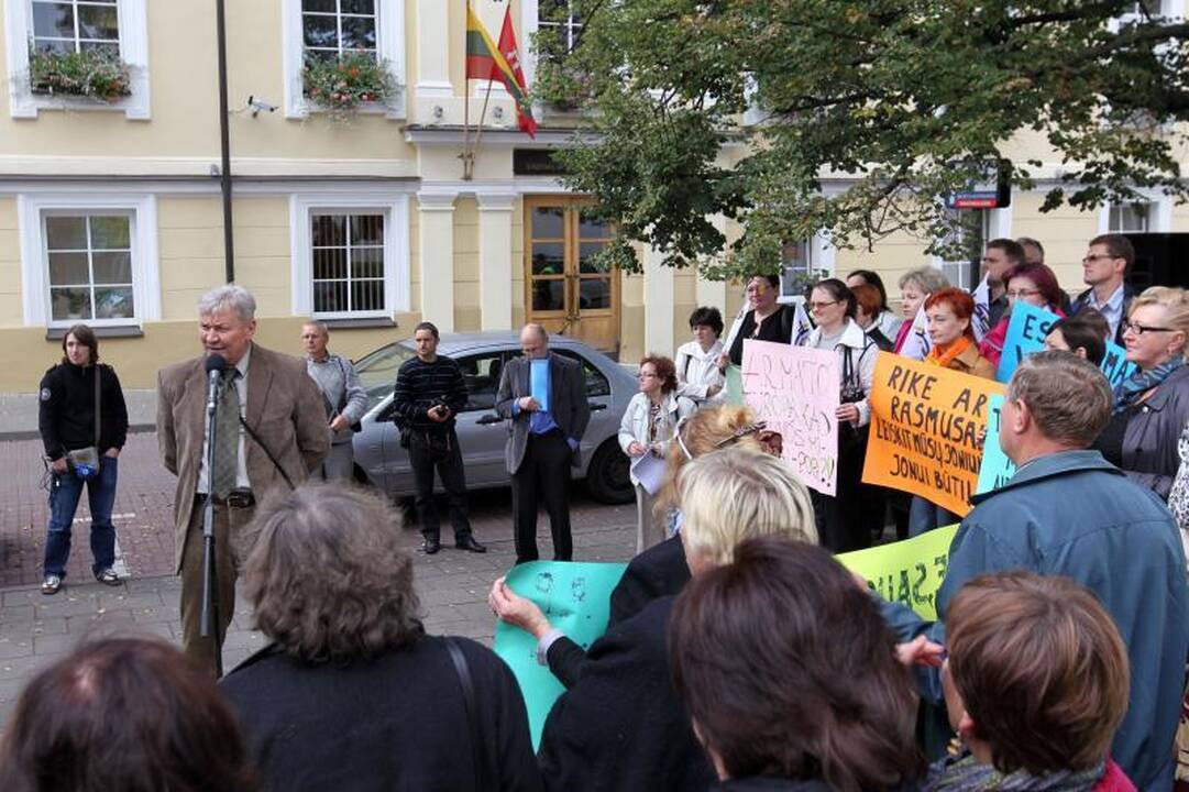 Sostinėje mitinguotojai pliekė švietimo ministrą