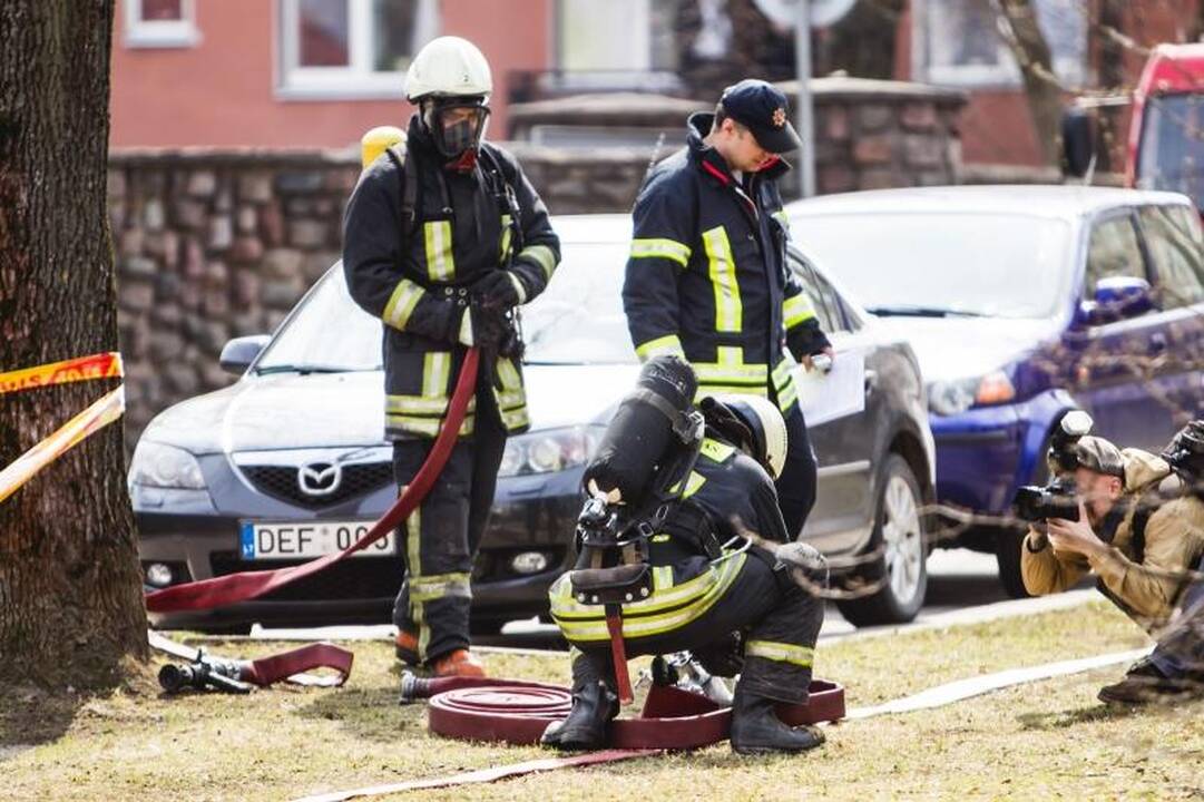 Gesinti Lėlių teatro sulėkė 7 ugniagesių automobiliai