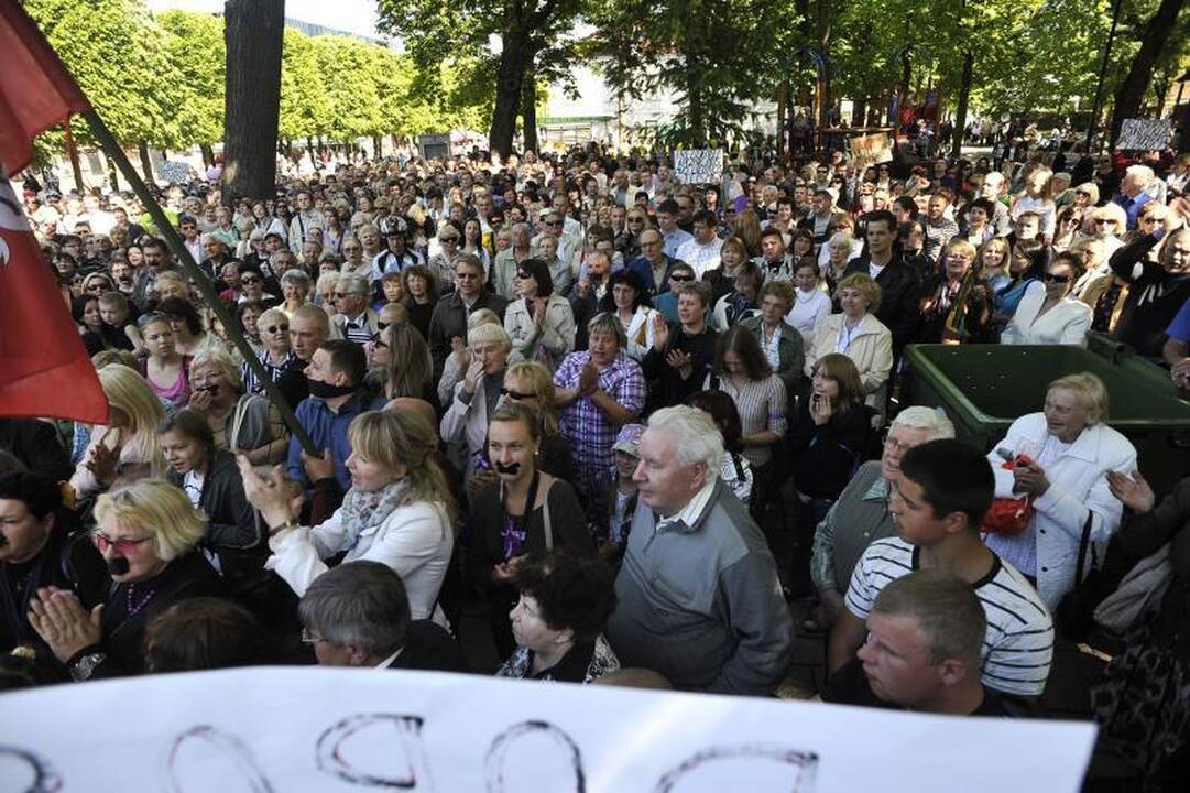 Protestu reikalauta D.Kedžio dukrą atiduoti į neutralią aplinką