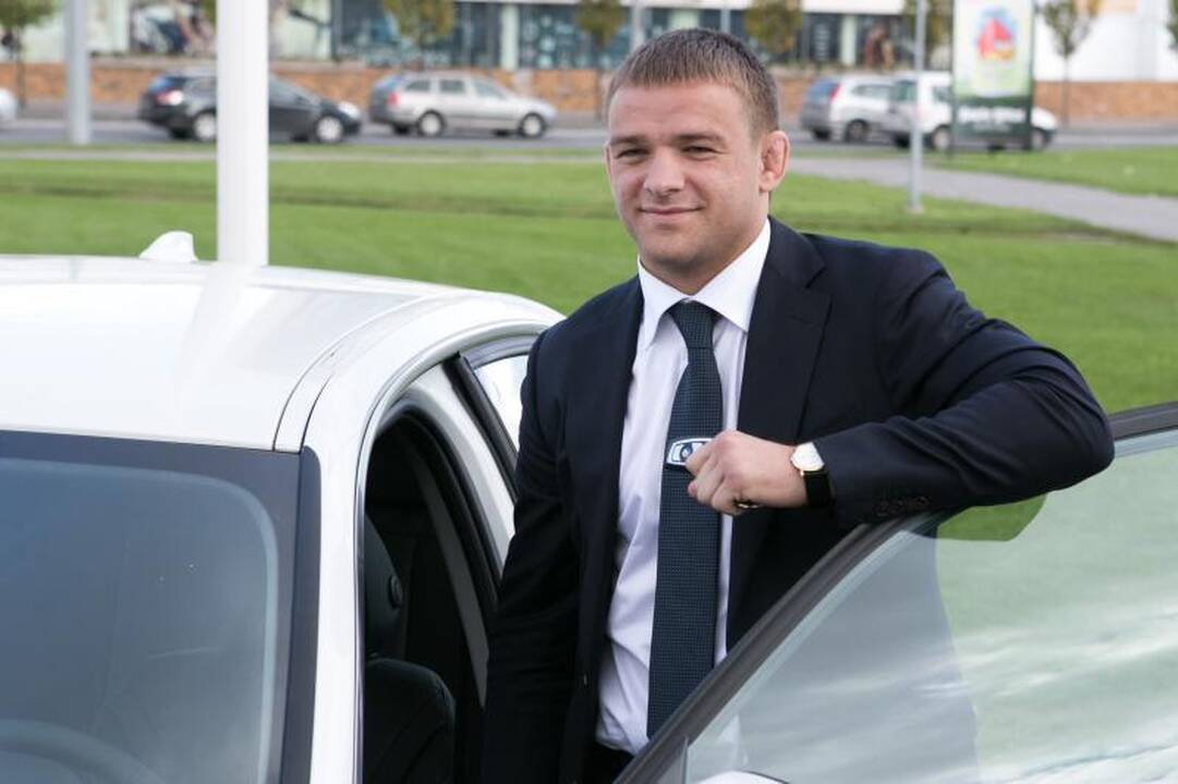 Olimpiečiams įteikti prabangių BMW automobilių rakteliai