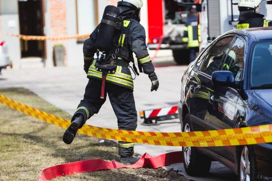 Gesinti Lėlių teatro sulėkė 7 ugniagesių automobiliai