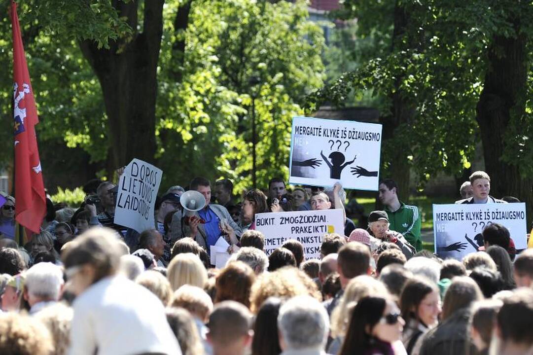 Protestu reikalauta D.Kedžio dukrą atiduoti į neutralią aplinką
