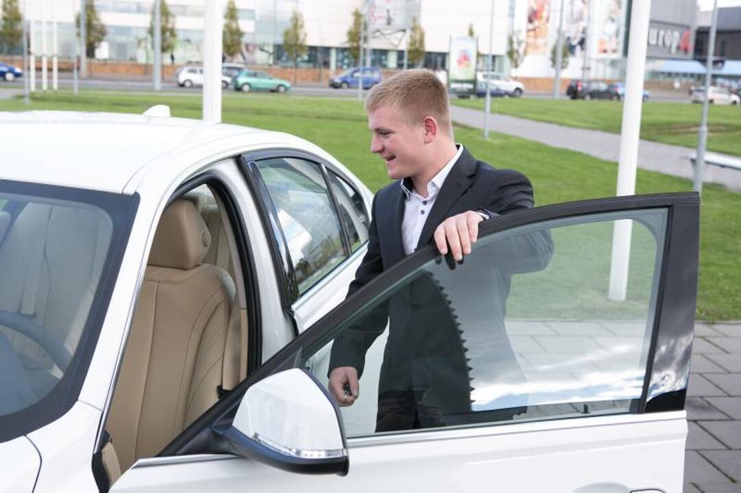 Olimpiečiams įteikti prabangių BMW automobilių rakteliai