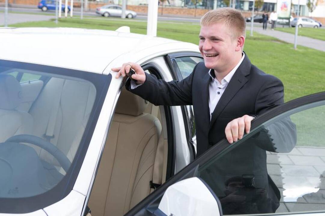 Olimpiečiams įteikti prabangių BMW automobilių rakteliai