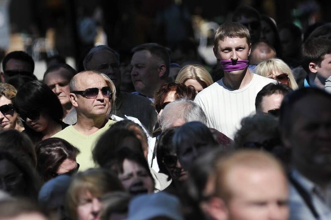 Protestu reikalauta D.Kedžio dukrą atiduoti į neutralią aplinką