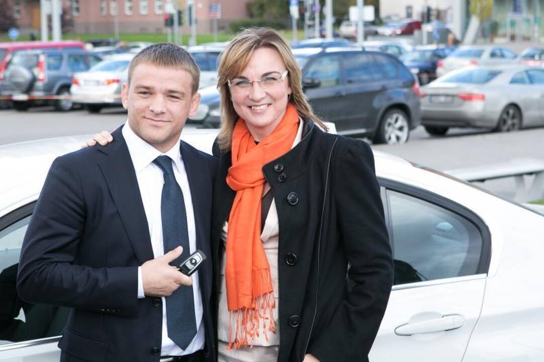 Olimpiečiams įteikti prabangių BMW automobilių rakteliai