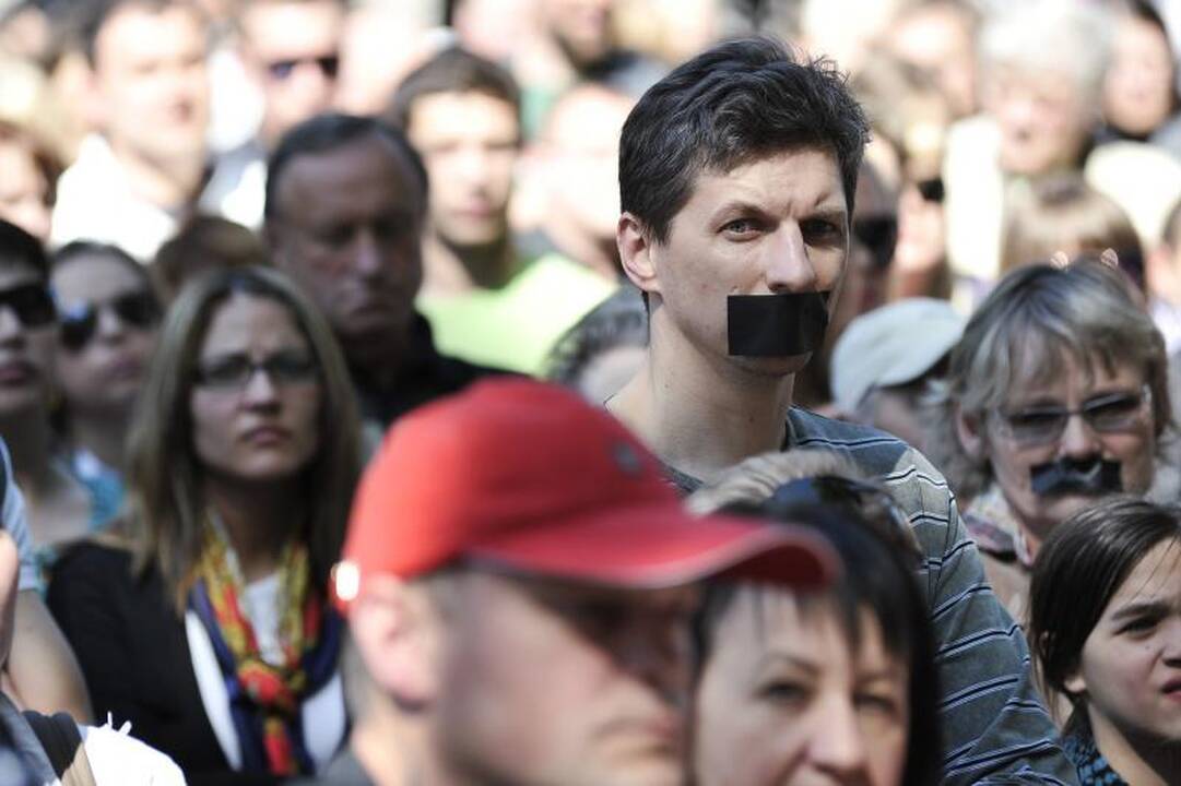 Protestu reikalauta D.Kedžio dukrą atiduoti į neutralią aplinką