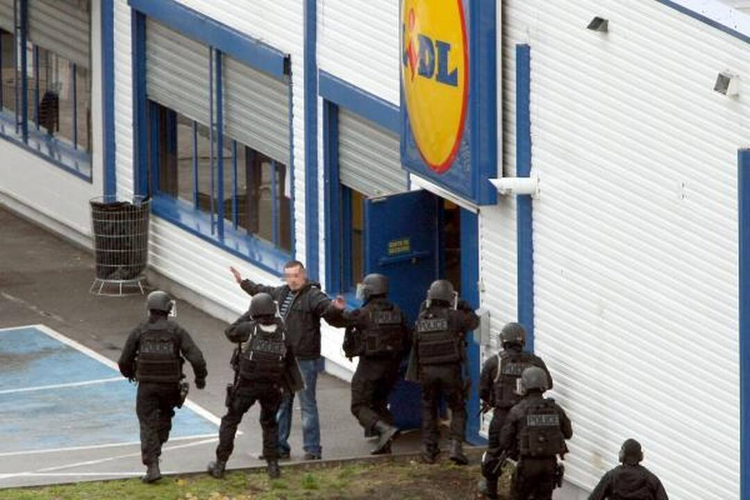 Įkaitų drama Paryžiaus priemiestyje baigėsi laimingai