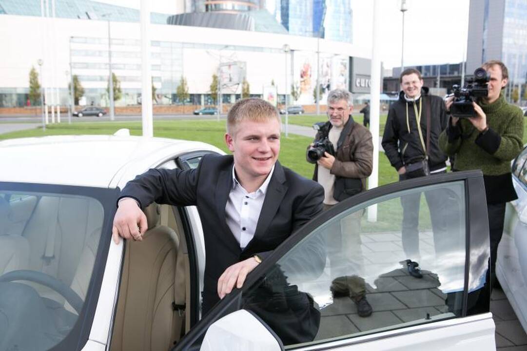 Olimpiečiams įteikti prabangių BMW automobilių rakteliai